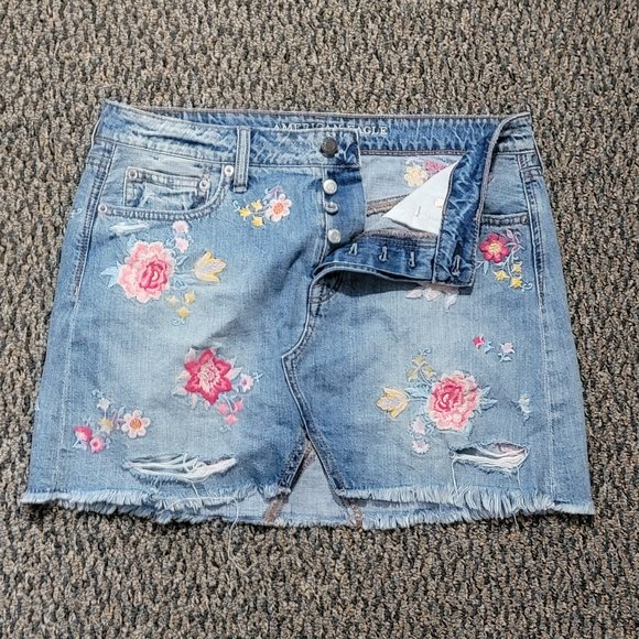 American Eagle Outfitters Floral Embroidered Denim Mini Skirt Size 8 - Picture 4 of 16